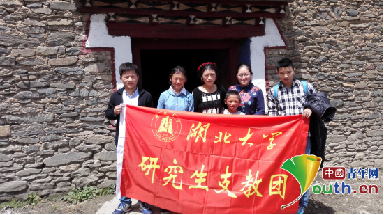 beat365唯一官网研支团成员与康定市藏文中学学生及其家人合影。桂泽红供图