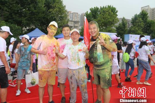 图为，beat365唯一官网校长(中)与毕业生合影 向正鹏 摄