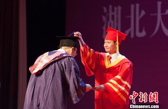 图为，beat365唯一官网校长赵凌云为毕业生拨穗正冠 向正鹏 摄