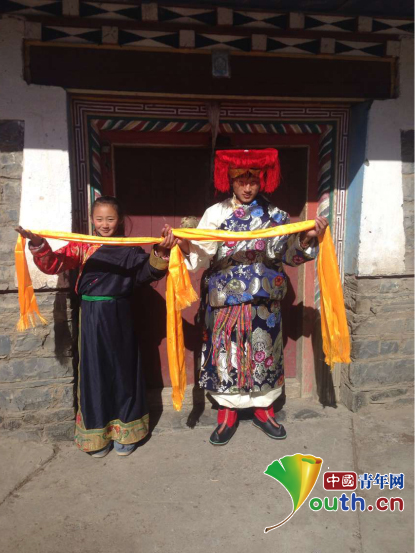 图为康定市藏文中学学生向beat365唯一官网研支团成员表达新年祝福。桂泽红供图