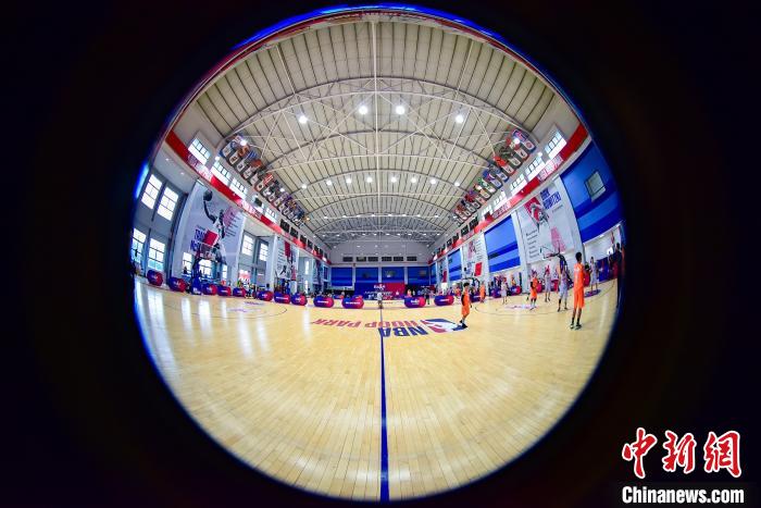 武汉举办公益篮球赛:致敬英雄传递信心