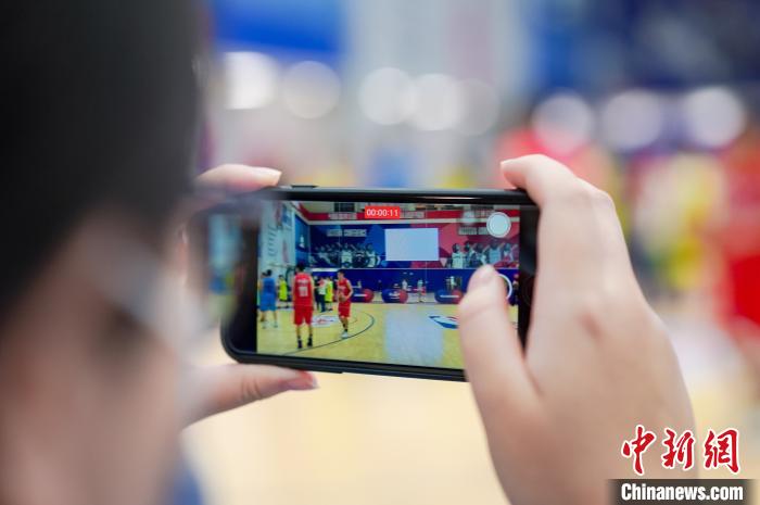 现场观众观看比赛并拍照记录 湖北省对外友好协会供图 摄 现场观众观看比赛并拍照记录 湖北省对外友好协会供图 摄